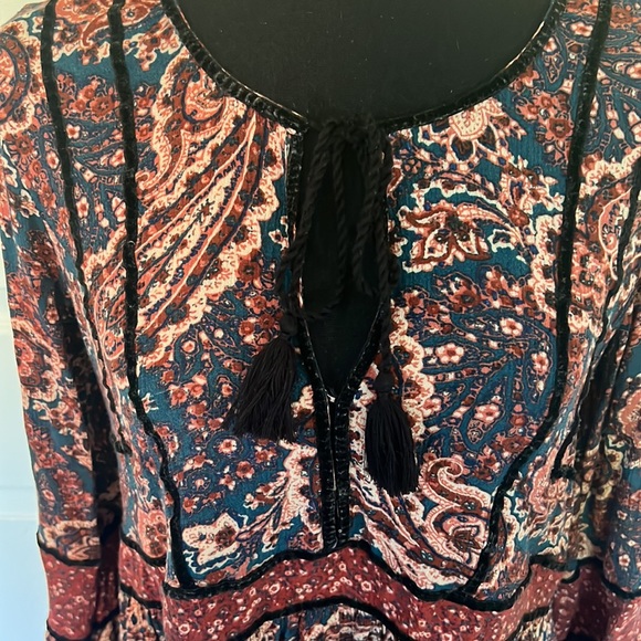 American Eagle boho floral & paisley blouse- tassel ties & bell sleeves size M - Picture 4 of 10